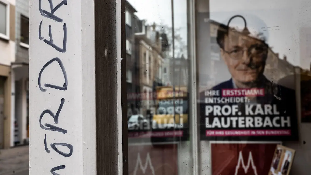 10.12.2021, Nordrhein-Westfalen, Köln: Das Wort "Mörder" ist an die Fassade des Kölner Wahlkreisbüro des neuen Bundesgesundheitsministers Lauterbach (SPD) geschmiert. Das Büro ist in der Nacht zu Freitag mit Parolen besprüht worden, die offenbar im Zusammenhang mit den Corona-Impfungen stehen. Unbekannte schmierten unter anderem «Krankheitsminister» und «Mörder» sowie «Hände weg von unseren Kindern» an das Büro. Foto: Federico Gambarini/dpa +++ dpa-Bildfunk +++
