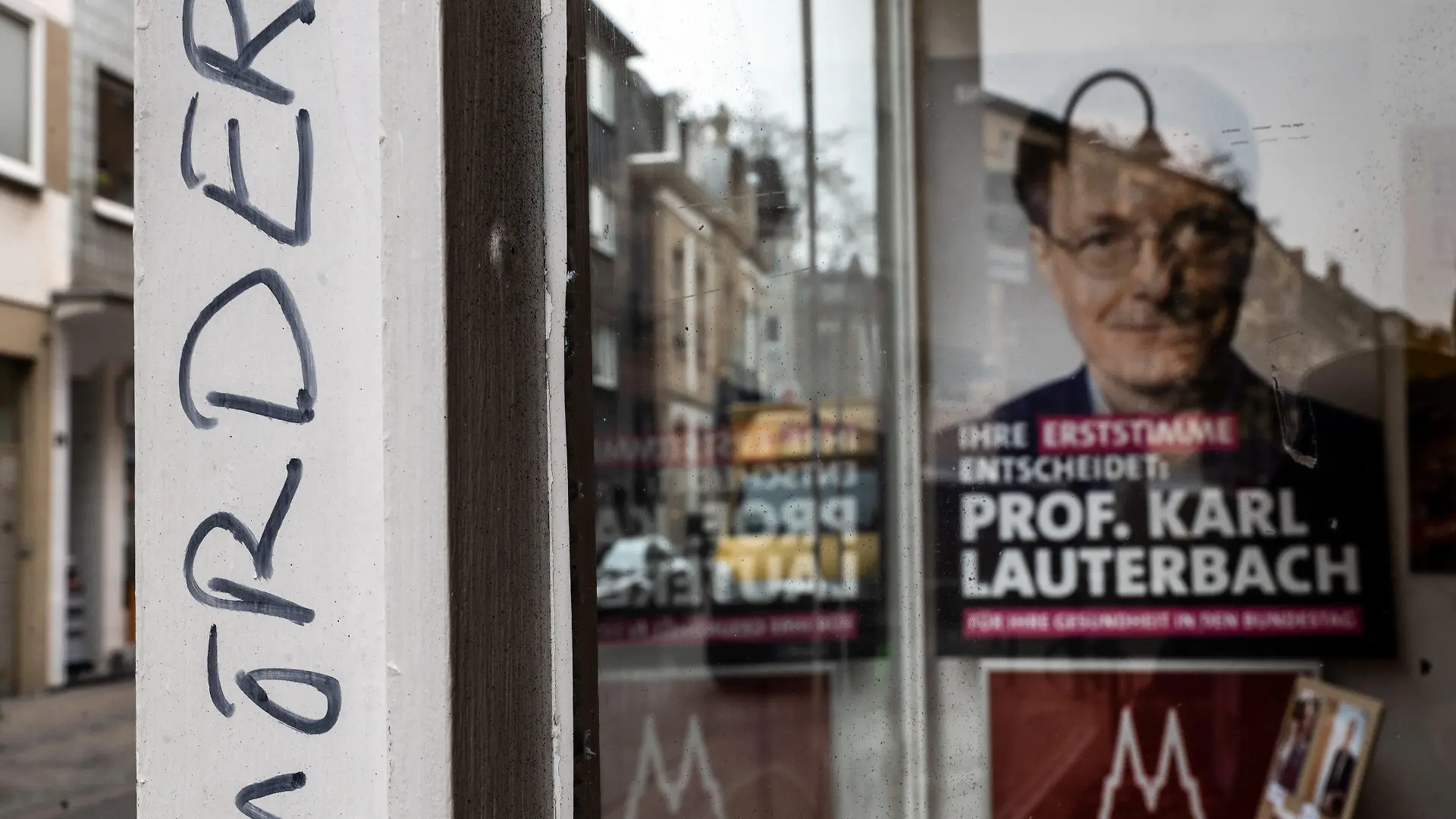 10.12.2021, Nordrhein-Westfalen, Köln: Das Wort "Mörder" ist an die Fassade des Kölner Wahlkreisbüro des neuen Bundesgesundheitsministers Lauterbach (SPD) geschmiert. Das Büro ist in der Nacht zu Freitag mit Parolen besprüht worden, die offenbar im Zusammenhang mit den Corona-Impfungen stehen. Unbekannte schmierten unter anderem «Krankheitsminister» und «Mörder» sowie «Hände weg von unseren Kindern» an das Büro. Foto: Federico Gambarini/dpa +++ dpa-Bildfunk +++