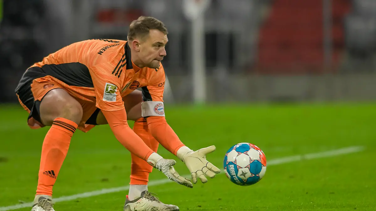  Torwart Manuel Neuer Bayern in Aktion waehrend dem Fussball Bundesliga Spiel FC Bayern Muenchen gegen den Vfl Wolfsburg am 17. Spieltag der Saison 2021/2022 in der Allianz Arena am 17. Dezember 2021 in Muenchen. *** Goalkeeper Manuel Neuer Bayern in action during the Bundesliga soccer match FC Bayern Muenchen against Vfl Wolfsburg on matchday 17 of the 2021 2022 season at Allianz Arena on December 17, 2021 in Munich, Germany PUBLICATIONxINxGERxAUTxHUNxONLY