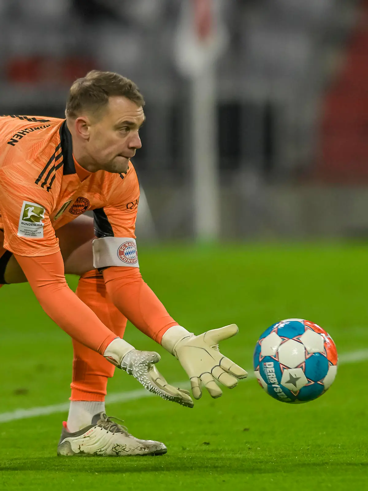  Torwart Manuel Neuer Bayern in Aktion waehrend dem Fussball Bundesliga Spiel FC Bayern Muenchen gegen den Vfl Wolfsburg am 17. Spieltag der Saison 2021/2022 in der Allianz Arena am 17. Dezember 2021 in Muenchen. *** Goalkeeper Manuel Neuer Bayern in action during the Bundesliga soccer match FC Bayern Muenchen against Vfl Wolfsburg on matchday 17 of the 2021 2022 season at Allianz Arena on December 17, 2021 in Munich, Germany PUBLICATIONxINxGERxAUTxHUNxONLY
