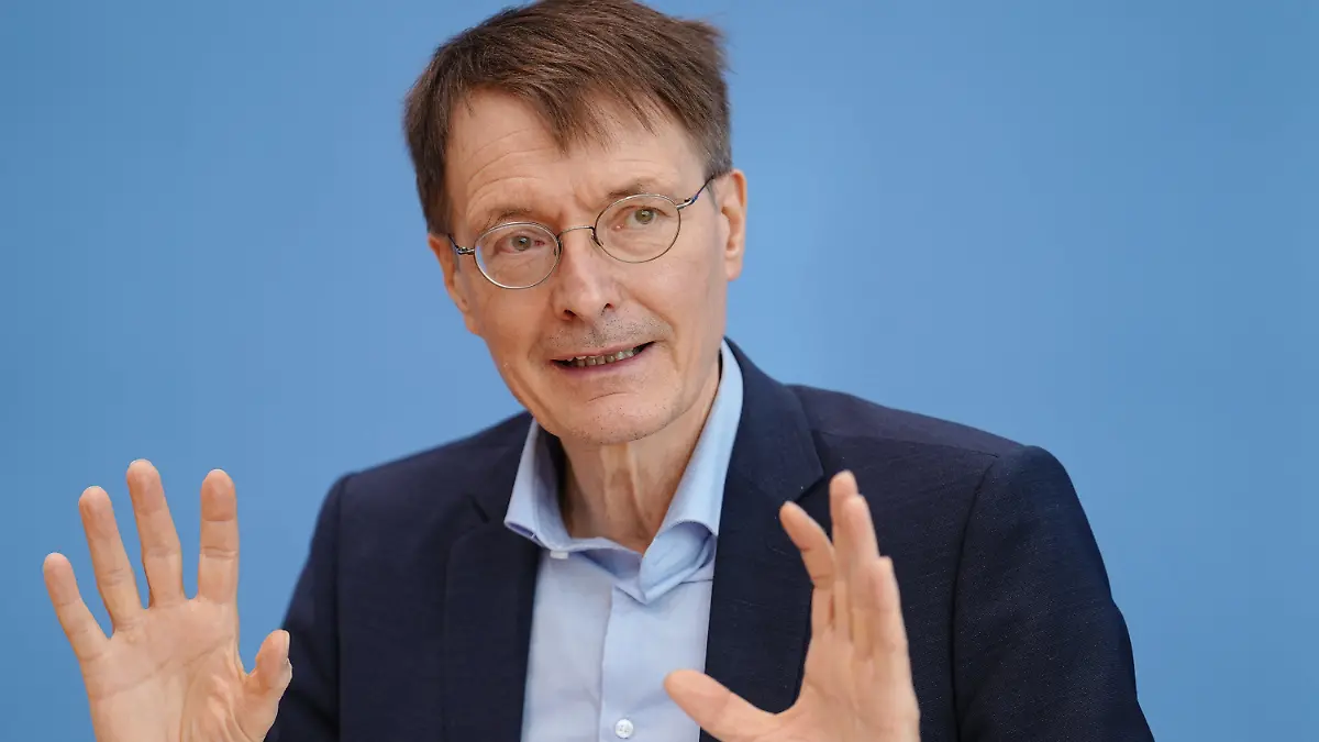 ARCHIV - 22.12.2021, Berlin: Karl Lauterbach (SPD), Bundesminister für Gesundheit, spricht während einer Pressekonferenz zur aktuellen Corona-Lage. Lauterbach hat sich mit Blick auf die Pandemie vorsichtig optimistisch gezeigt. (zu dpa "Minister Lauterbach sieht «Licht am Ende des Tunnels»") Foto: Kay Nietfeld/dpa +++ dpa-Bildfunk +++