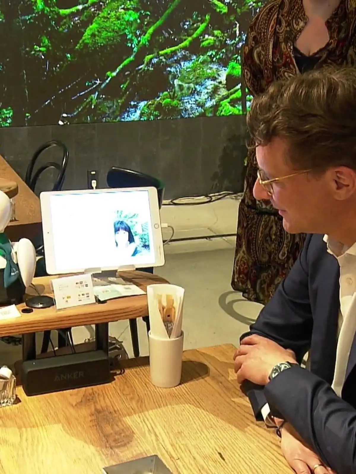 Millionen Menschen im Land aber niemanden zum Reden. Das Thema Einsamkeit verbindet NRW und Japan. Ministerpräsident Hendrik Wüst will schauen, wie die Japaner das Problem jetzt angehen. Am dritte Tag seiner Japanreise schaute er sich Projekte an, die einen Weg aus der Einsamkeit bieten.