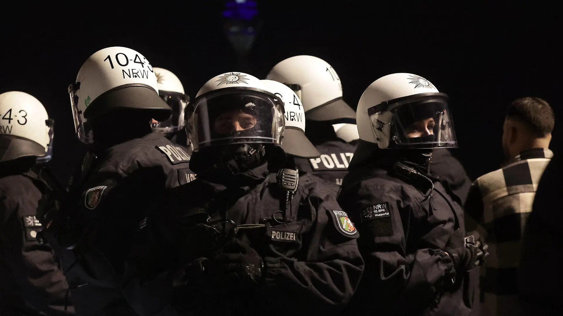 01.01.2022, Nordrhein-Westfalen, Düsseldorf: Polizisten mit Helmen bewachen die vielen Feiernden zu Silvester am Rhein in Düsseldorf. Foto: David Young/dpa +++ dpa-Bildfunk +++