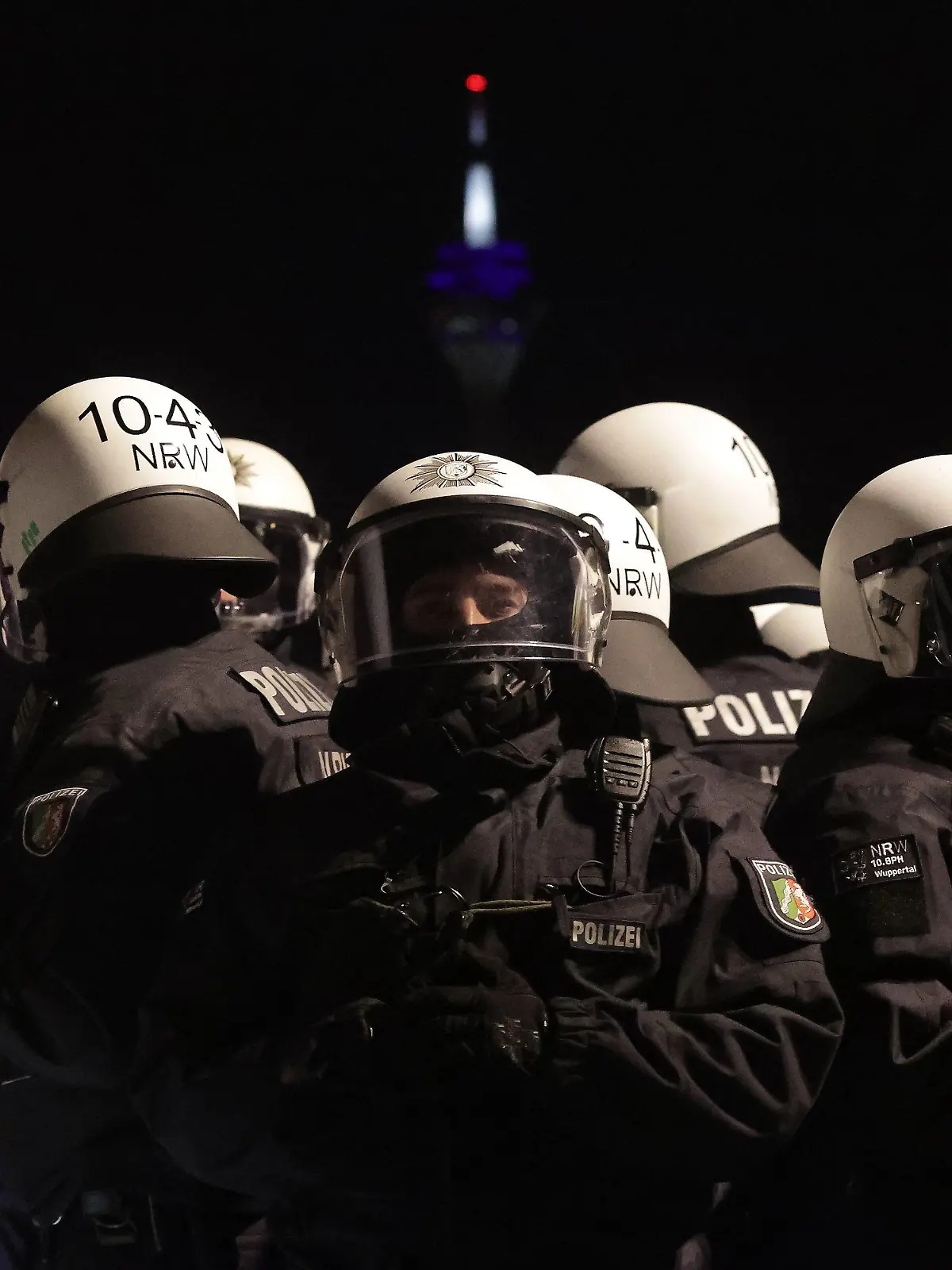 01.01.2022, Nordrhein-Westfalen, Düsseldorf: Polizisten mit Helmen bewachen die vielen Feiernden zu Silvester am Rhein in Düsseldorf. Foto: David Young/dpa +++ dpa-Bildfunk +++