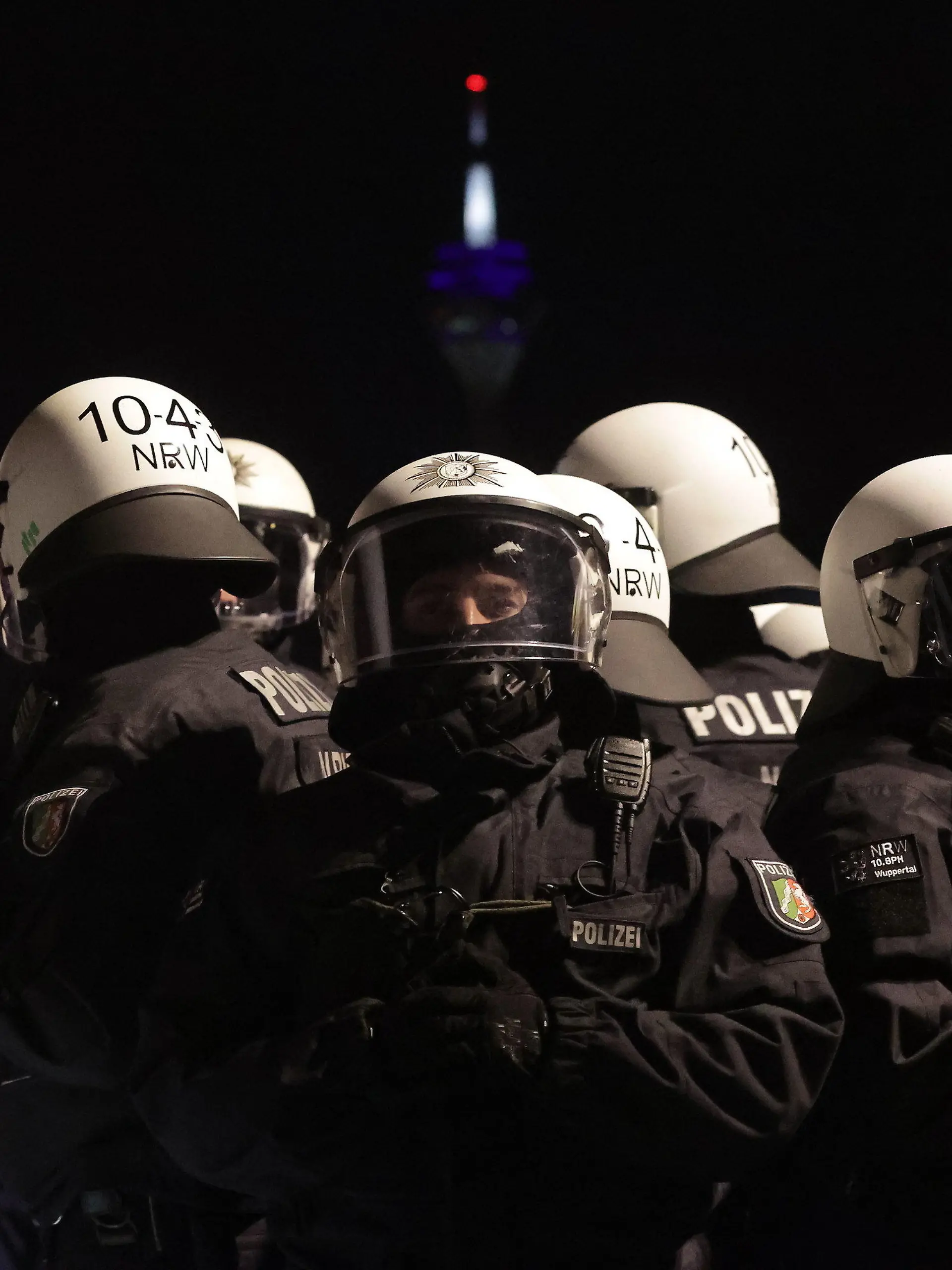 01.01.2022, Nordrhein-Westfalen, Düsseldorf: Polizisten mit Helmen bewachen die vielen Feiernden zu Silvester am Rhein in Düsseldorf. Foto: David Young/dpa +++ dpa-Bildfunk +++