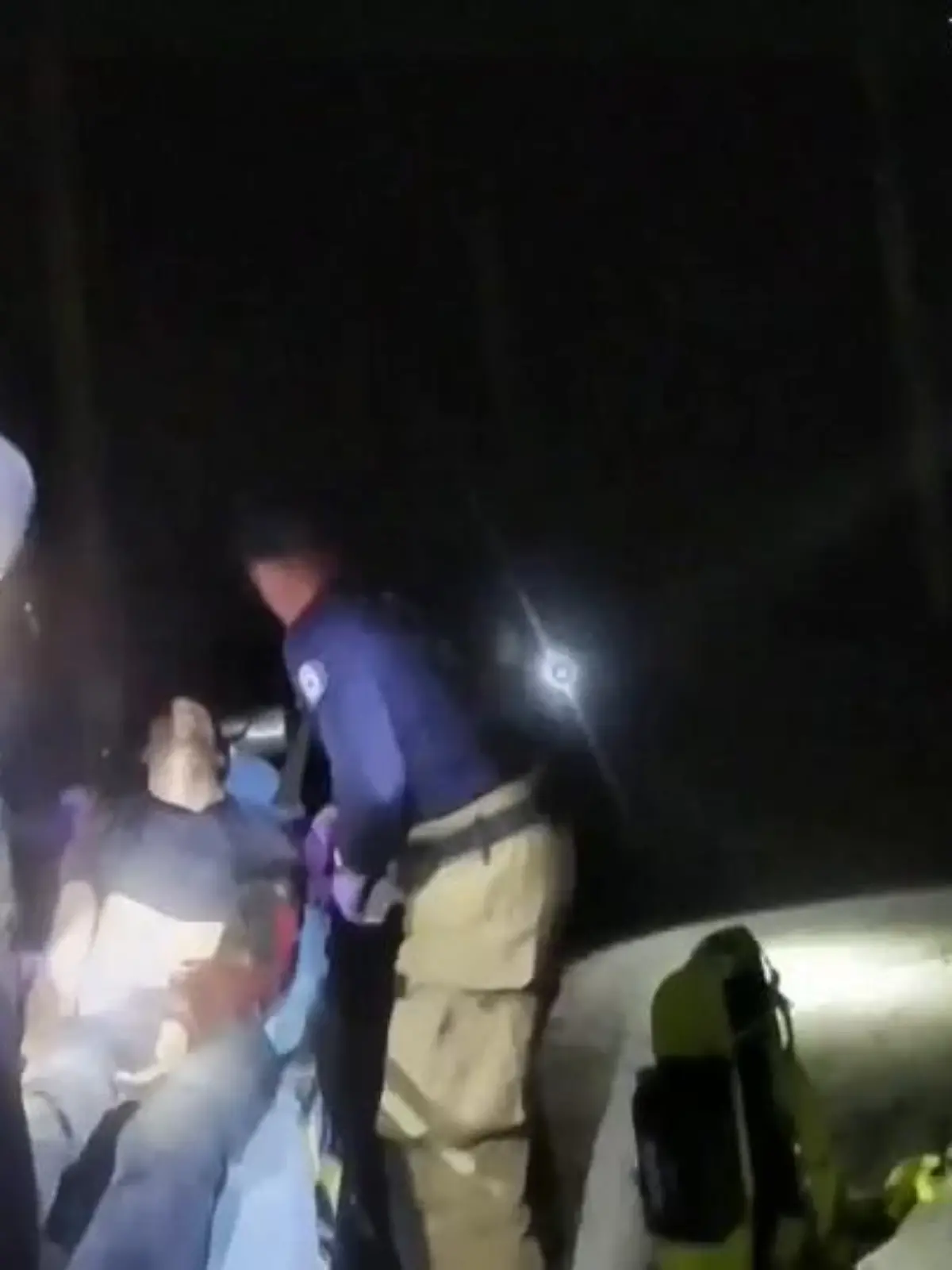 Dieser Mann hat einen Tiger-Angriff überlebt. Das Unglück geschah in Naples, Florida. Die Polizei ist zum Unfallort gerufen worden. Die Bodykamera des Sheriffs zeigt den Rettungseinsatz.