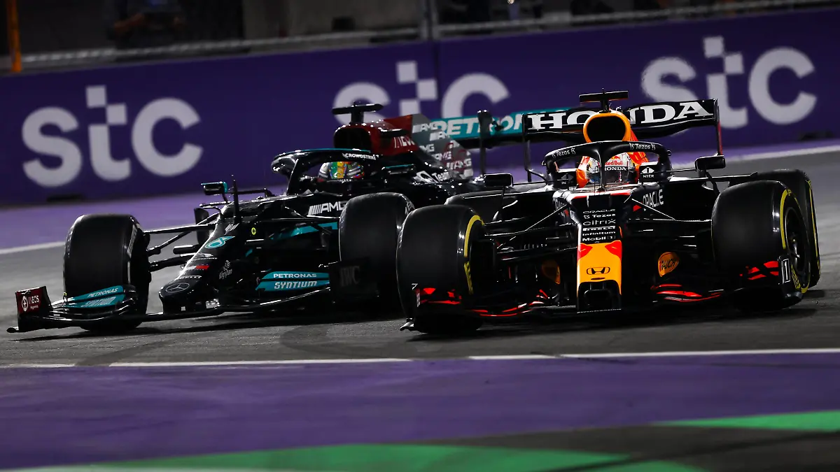  Formula 1 2021: Saudi Arabia GP JEDDAH STREET CIRCUIT, SAUDI ARABIA - DECEMBER 05: Max Verstappen, Red Bull Racing RB16B, and Sir Lewis Hamilton, Mercedes W12, make contact as they battle for the lead during the Saudi Arabia GP at Jeddah Street Circuit on Sunday December 05, 2021 in Jeddah, Saudi Arabia. Photo by Andy Hone / LAT Images Images PUBLICATIONxINxGERxSUIxAUTxHUNxONLY GP2121_201717_ONY9575