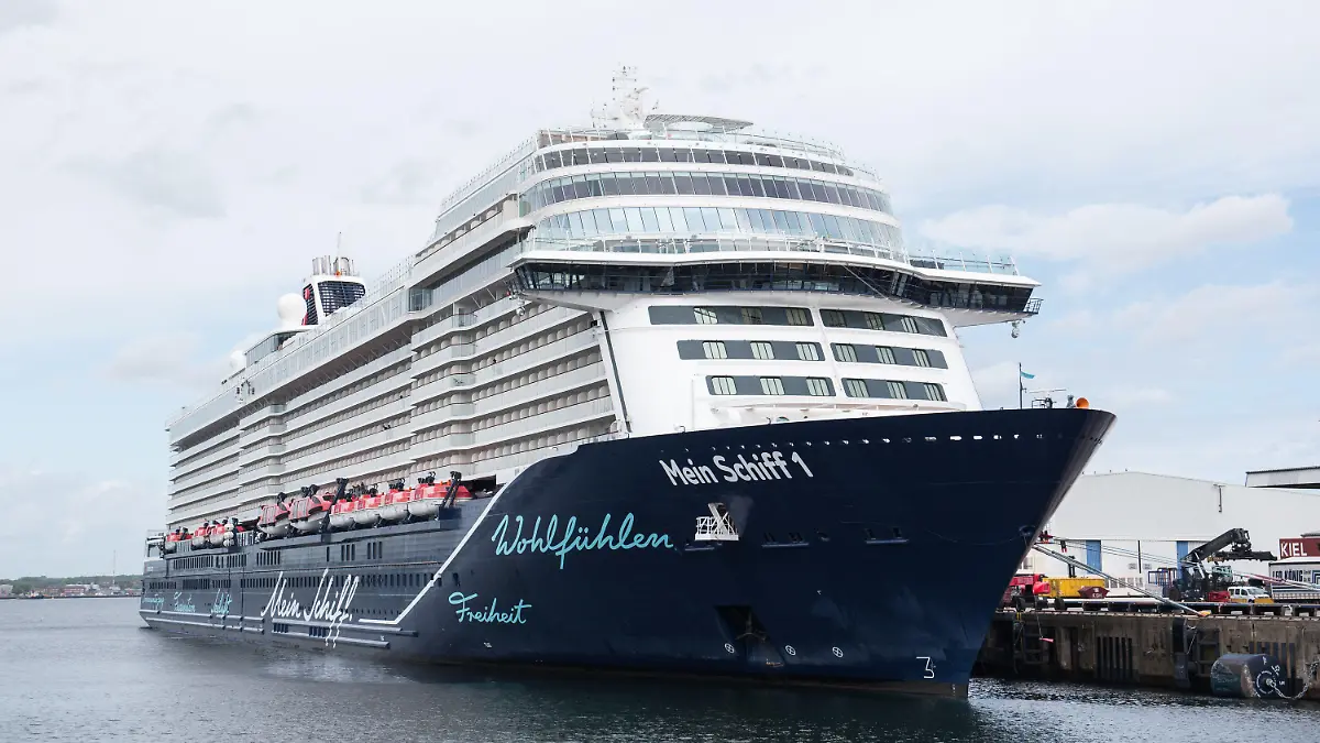 ARCHIV - 21.05.2021, Schleswig-Holstein, Kiel: Das TUI-Kreuzfahrtschiff «Mein Schiff 1» liegt im Hafen. Mit dem Anlauf des Kreuzfahrtschiffs «Mein Schiff 1» von TUI Cruises geht am kommenden Dienstag die Kreuzfahrtsaison in Rostock-Warnemünde zu Ende. (zu dpa «Schwierige Kreuzfahrt-Saison geht in Warnemünde zu Ende») Foto: Daniel Bockwoldt/dpa +++ dpa-Bildfunk +++