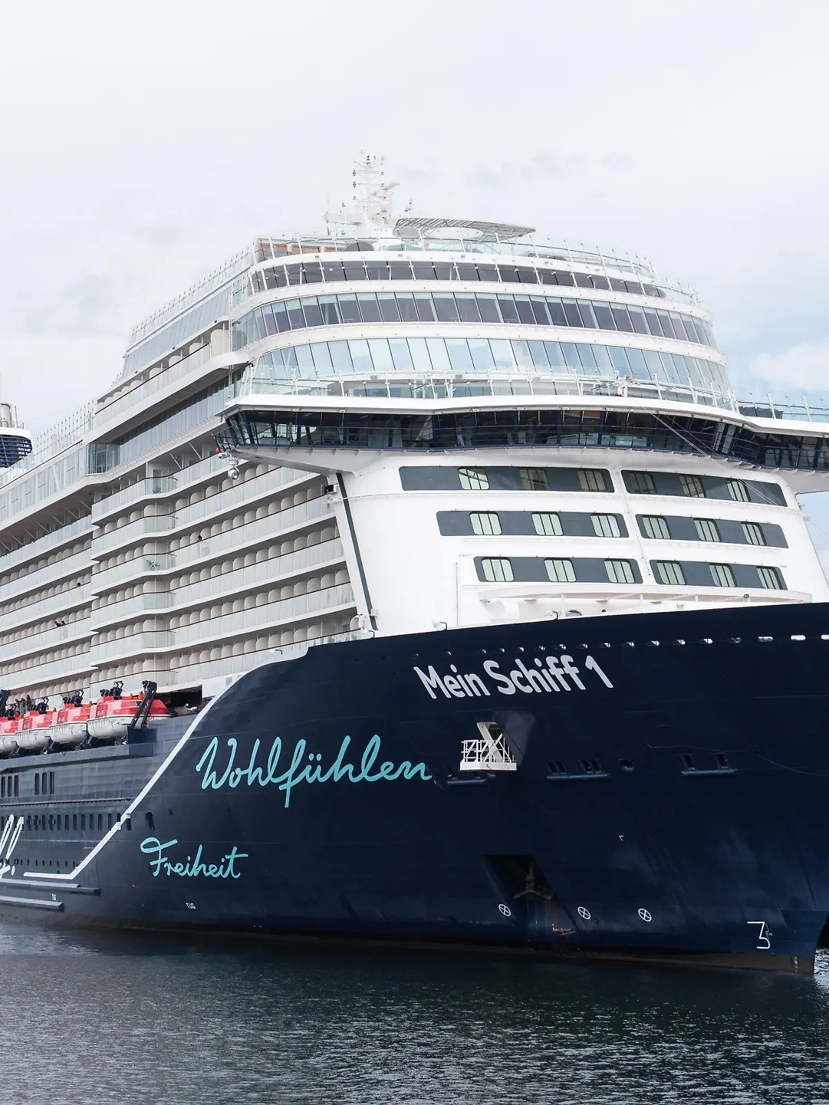 ARCHIV - 21.05.2021, Schleswig-Holstein, Kiel: Das TUI-Kreuzfahrtschiff «Mein Schiff 1» liegt im Hafen. Mit dem Anlauf des Kreuzfahrtschiffs «Mein Schiff 1» von TUI Cruises geht am kommenden Dienstag die Kreuzfahrtsaison in Rostock-Warnemünde zu Ende. (zu dpa «Schwierige Kreuzfahrt-Saison geht in Warnemünde zu Ende») Foto: Daniel Bockwoldt/dpa +++ dpa-Bildfunk +++