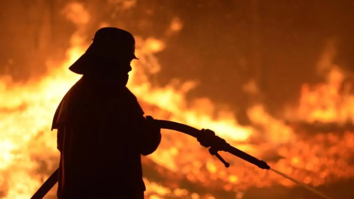 Ein Feuerwehrmann löscht einen Brand