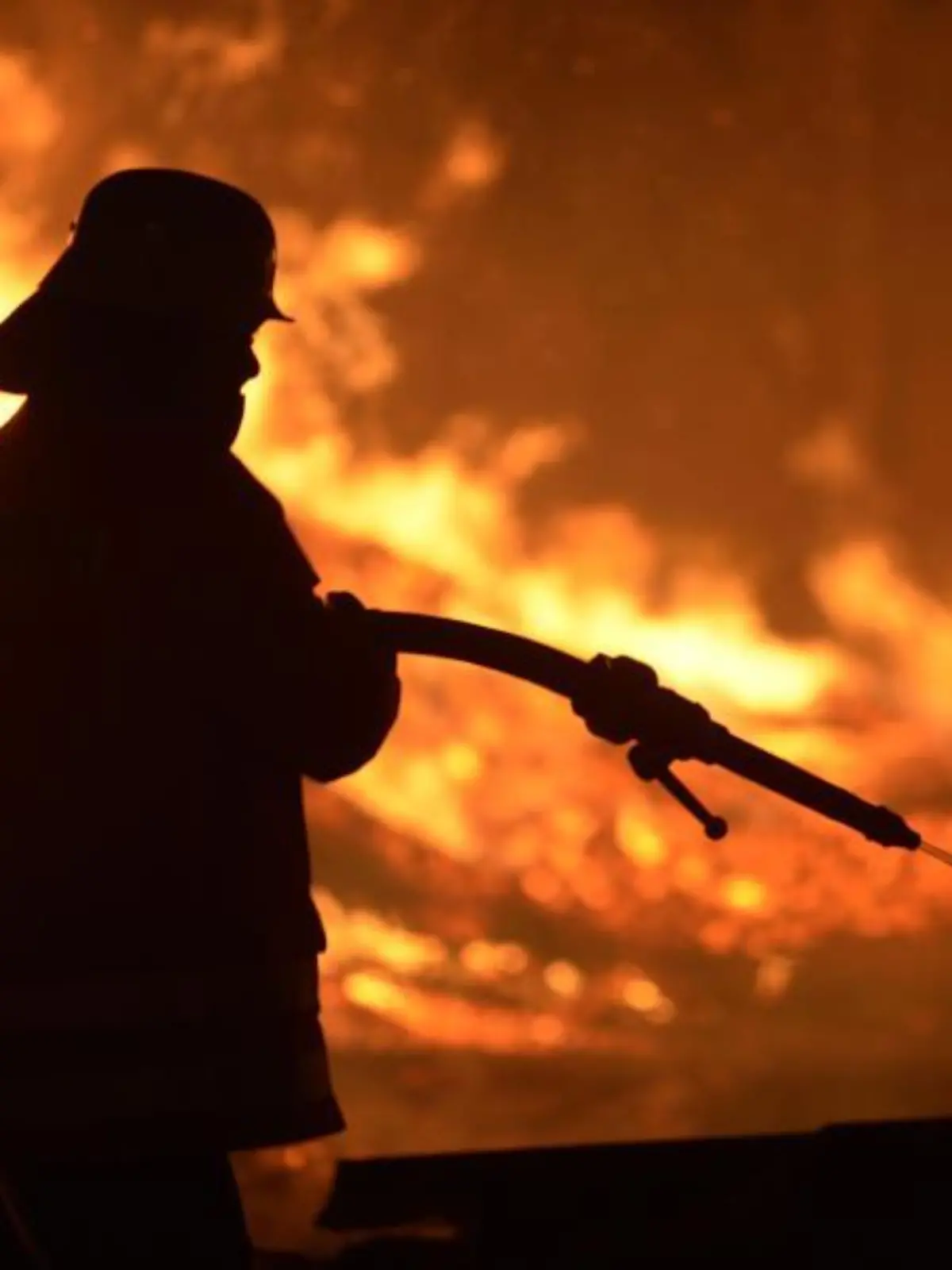 Ein Feuerwehrmann löscht einen Brand