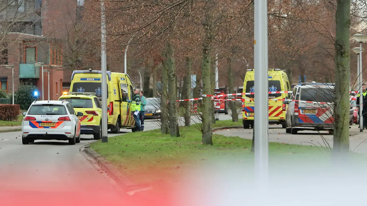 2021-12-31 14:00:00 HAAKSBERGEN - Ein 12-jähriger Junge ist bei einem Feuerwerksvorfall auf der Albert Cuyplaan in Haaksbergen (Overijssel) ums Leben gekommen. Ein weiterer Junge, dessen Alter nicht bekannt gegeben wurde, wurde schwer verletzt und in ein Krankenhaus gebracht. NEWSUNITED