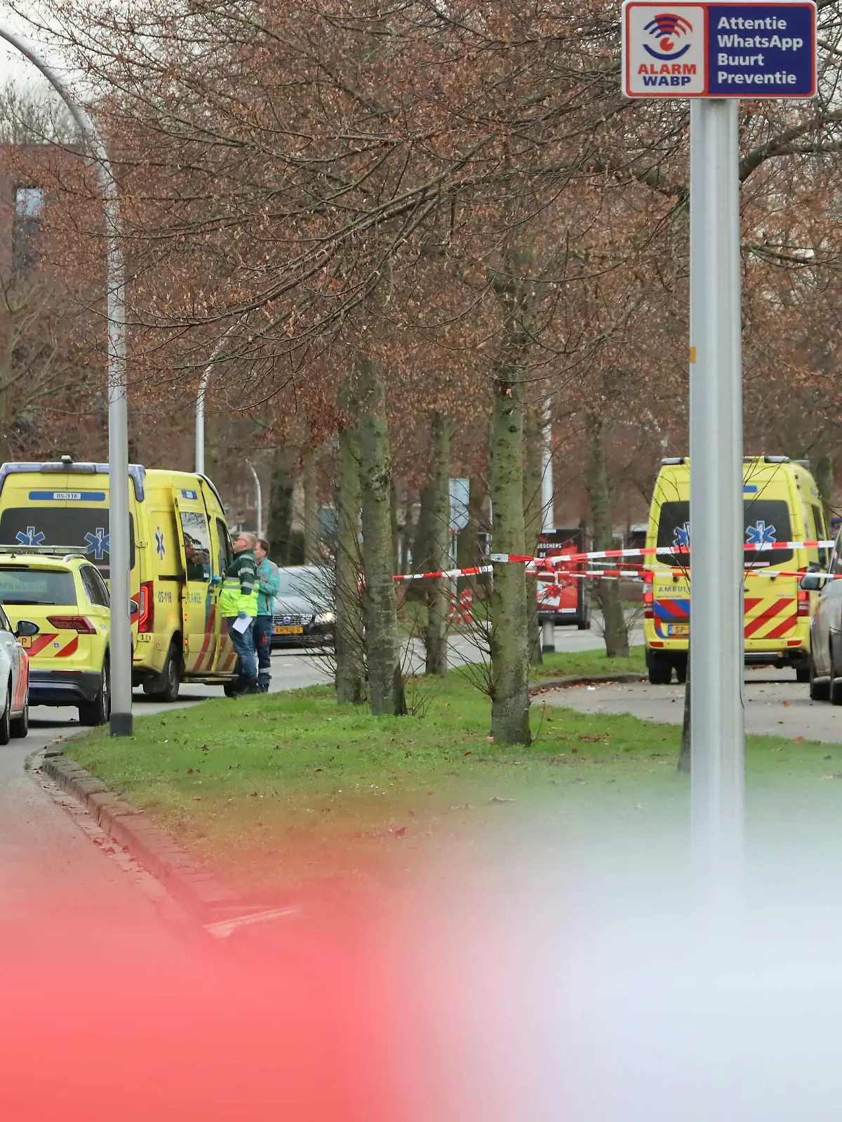 2021-12-31 14:00:00 HAAKSBERGEN - Ein 12-jähriger Junge ist bei einem Feuerwerksvorfall auf der Albert Cuyplaan in Haaksbergen (Overijssel) ums Leben gekommen. Ein weiterer Junge, dessen Alter nicht bekannt gegeben wurde, wurde schwer verletzt und in ein Krankenhaus gebracht. NEWSUNITED