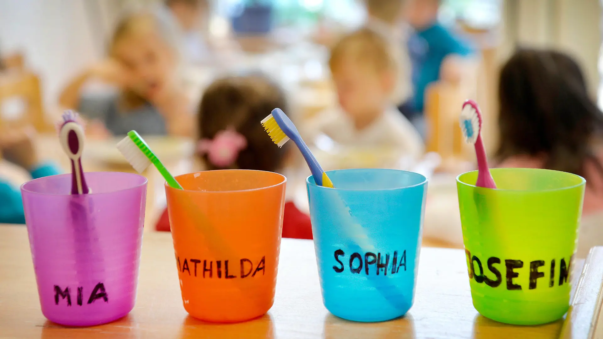 ARCHIV - 17.04.2016, Nordrhein-Westfalen, Düsseldorf: Zahnbürsten und Zahnputzbecher mit den Vornamen von Kinder stehen in einer Kindertagesstätte auf einem Tisch. Mia und Noah sind nach einer Rangliste des Hobby-Namensforschers Bielefeld die beliebtesten Vornamen in Baden-Württemberg. (zu dpa «Mia und Noah sind im Südwesten die beliebtesten Vornamen») Foto: Monika Skolimowska/dpa +++ dpa-Bildfunk +++