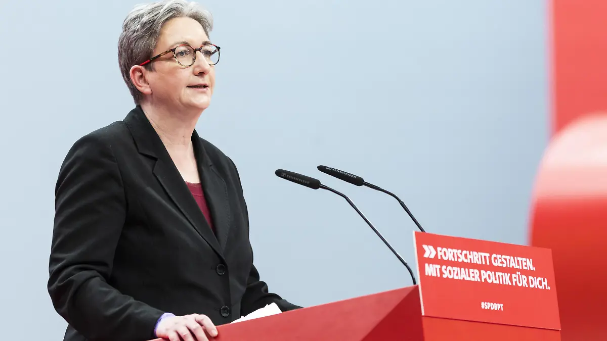  Klara Geywitz, Bundesministerin fuer Wohnen, Stadtentwicklung und Bauwesen, aufgenommen im Rahmen des SPD-Bundesparteitages in Berlin, 11.12.2021. Bei diesem Parteitag drei Tage nach der Vereidigung der neuen Bundesregierung sucht die SPD einen neuen Bundesvorsitzenden, der den scheidenden Vorsitzenden Norbert Walter-Borjans im Amt ersetzt. Berlin Deutschland *** Klara Geywitz, Federal Minister for Housing, Urban Development and Construction, pictured at the SPD federal party convention in Berlin, 11 12 2021 At this party convention three days after the new federal government was sworn in, the SPD is looking for a new federal leader to replace outgoing leader Norbert Walter Borjans in office Berlin Germany Copyright: xFlorianxGaertner/photothek.dex