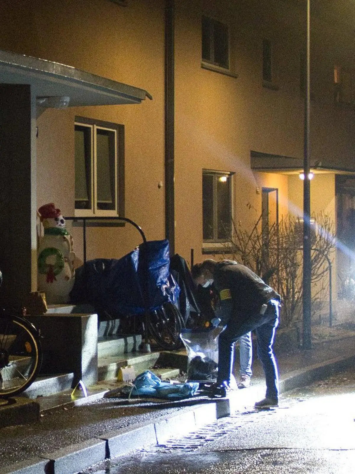 29.12.2021, Hessen, Frankfurt/Main: Die Polizei sichert den Tatort nach einem Angriff auf einen 21-Jährigen. Er wurde mit Stichverletzungen ins Krankenhaus gebracht, wo er noch in der Nacht starb. Der oder die Täter seien vom Tatort geflüchtet. Angaben zu den Umständen der Tat und der genauen Art der Verletzungen machte der Sprecher der Polizei zunächst nicht. Foto: Chris Lorenz/5vision.Media/dpa +++ dpa-Bildfunk +++