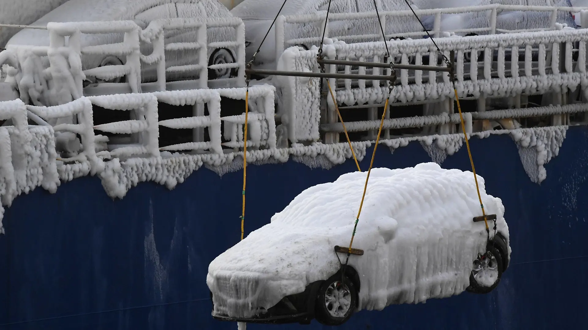 Russia Shipping Frozen Cars 6734037 29.12.2021 A view shows an ice-covered Sun Rio cargo shi carrying second-hand cars from Japan in the port of Vladivostok, Russia. Ship icing occurs due to a humid sea wind, waves, and sub-zero air temperatures which leads to an increase in the draft, heeling and can increase the risk of a ship s overturn. Vitaliy Ankov / Sputnik Vladivostok Primorsky krai region Russia PUBLICATIONxINxGERxSUIxAUTxONLY Copyright: xVitaliyxAnkovx