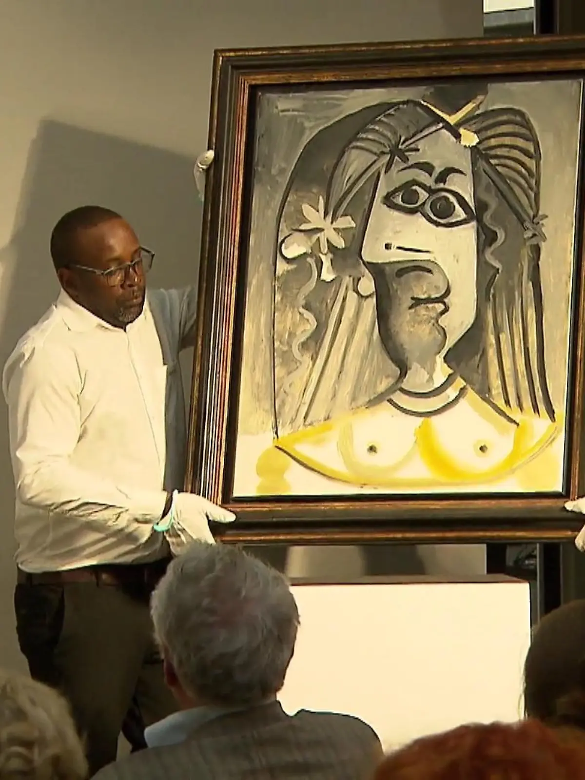 Das Werk „Buste de femme“ (dt.: Frauenbüste)“ von Pablo Picasso ist gestern Abend in Köln versteigert worden: Für 3,4 Millionen Euro. Das Bild stellt Picassos Frau Jacqueline Roque dar und stammt ursprünglich aus ihrem Nachlass. Der spanische Künstler schuf es 1971, zwei Jahre vor seinem Tod.