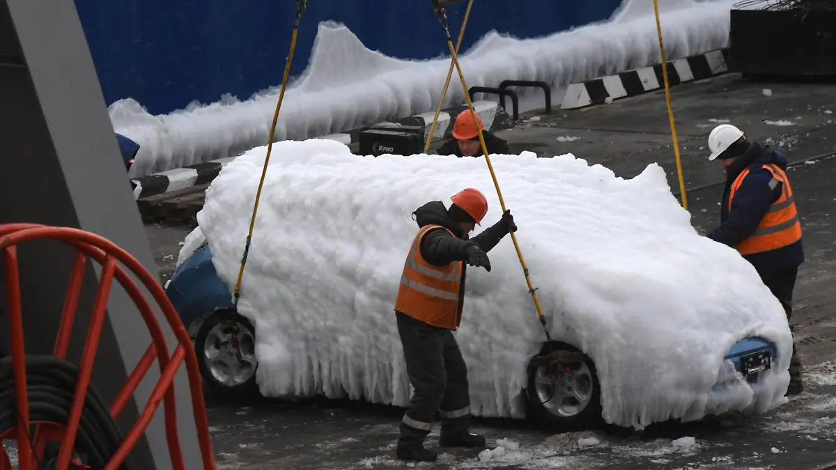 Russia Shipping Frozen Cars 6734010 29.12.2021 Unloading an ice-covered Sun Rio cargo ship carrying second-hand cars from Japan in the port of Vladivostok, Russia. Ship icing occurs due to a humid sea wind, waves, and sub-zero air temperatures which leads to an increase in the draft, heeling and can increase the risk of a ship s overturn. Vitaliy Ankov / Sputnik Vladivostok Primorsky krai region Russia PUBLICATIONxINxGERxSUIxAUTxONLY Copyright: xVitaliyxAnkovx