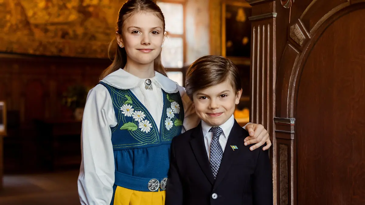Kronprinsessfamiljen på Gripsholms slott.
Inför årets nationaldag och femhundraårsminnet av kungavalet i Strängnäs har Kronprinsessfamiljen besökt Gripsholms slott i Mariefred, det kungliga slott som mer än något annat förknippas med Gustav Vasa. Prinsessan Estelle och Prins Oscar på Gripsholms slott inför 2023 års nationaldag.