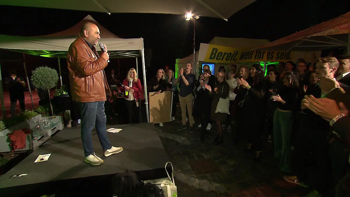 Nur echt mit Lederjacke: Grünen-Politiker Omid Nouripour spricht nach dem Sieg im Wahlkreis zu seinen Parteifreunden im Montez in Frankfurt.
