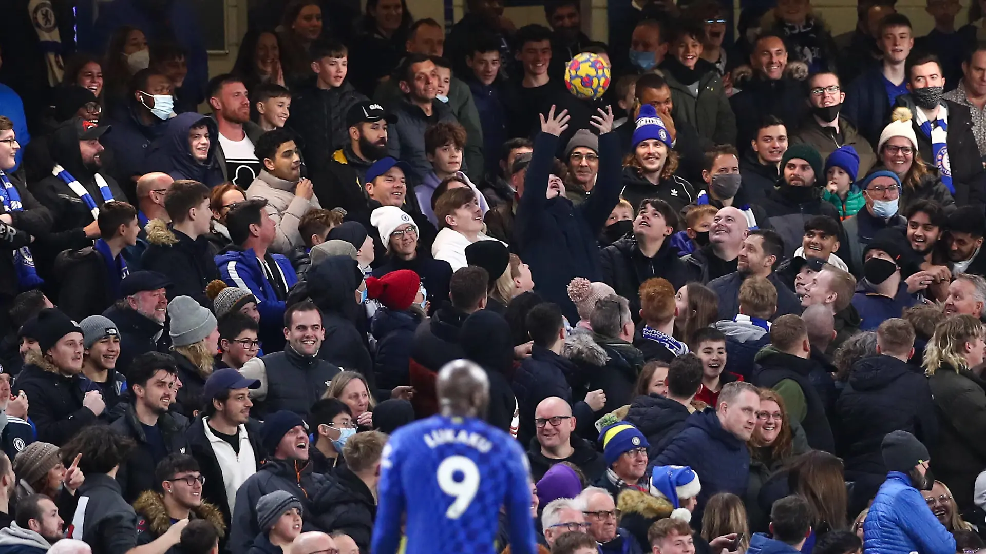 London, England, 29th December 2021. Fans throw the ball away from the players to waste time during the Premier League match at Stamford Bridge, London. Picture credit should read: Jacques Feeney / Sportimage PUBLICATIONxNOTxINxUK SPI-1432-0085