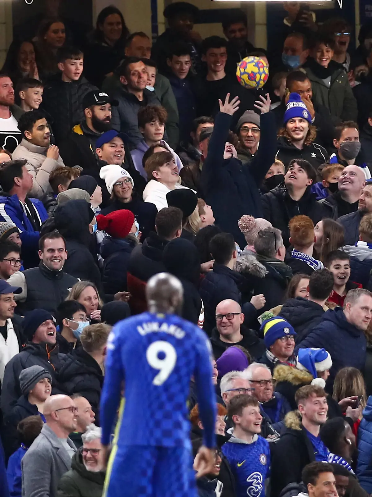 London, England, 29th December 2021. Fans throw the ball away from the players to waste time during the Premier League match at Stamford Bridge, London. Picture credit should read: Jacques Feeney / Sportimage PUBLICATIONxNOTxINxUK SPI-1432-0085 