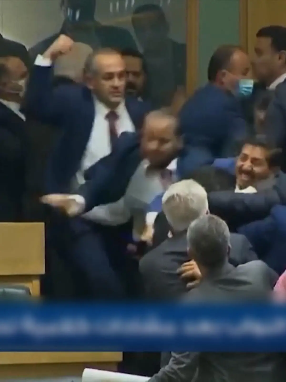 Nach Initiierung von König Abdullah II. soll die Verfassung von Jordanien modernisiert werden. Nur müssen die Beschlüsse auch durch das Parlament kommen. Bei der Debatte um ein ganz besonderes Wort erhitzen sich aber die Gemüter zweier konservativer Politiker und es kommt zu einer handfesten Auseinandersetzung, sprich: Einer heftigen Prügelei.