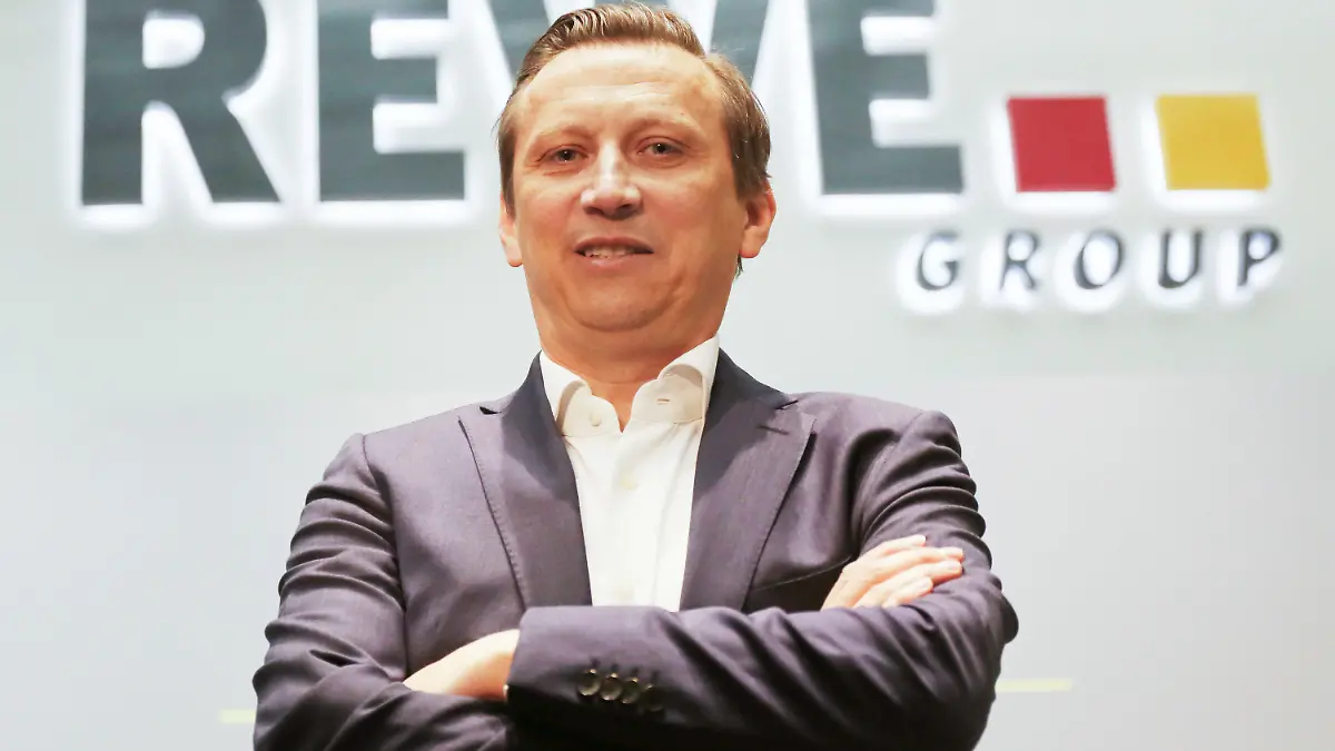 ARCHIV - 03.04.2019, Nordrhein-Westfalen, Köln: Lionel Souque, Vorstandsvorsitzender des Rewe Konzerns, steht vor dem Rewe Logo. Steigende Preise und wachsende Lieferprobeleme in der Lebensmittelbranche: Rewe macht die Industrie dafür verantwortlich. Konzernchef Souque übt deutliche Kritik. (zu dpa "Rewe-Chef: «Noch nie so viele Forderungen nach Preiserhöhungen») Foto: Oliver Berg/dpa +++ dpa-Bildfunk +++