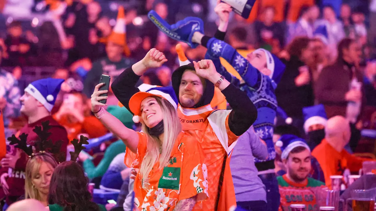  PDC World Darts Championship 2022 Fans during the PDC World Darts Championship 2022, at Alexandra Palace, London, United Kingdom on 20 December 2021. Editorial use only PUBLICATIONxNOTxINxUK , Copyright: xNigelxKeenex PSI-14322-0015