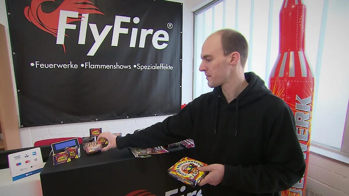 Knallerbsen erlaubt: Philipp Schecker. von Flyfire aus Pfungstadt zeigt, welche Pyrotechnik weiter verkauft werden darf.