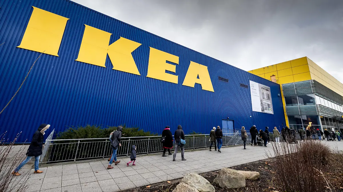 Kiel, 12. März 2021 - Lange Warteschlange am Eingang des IKEA Einrichtungshaus in Kiel