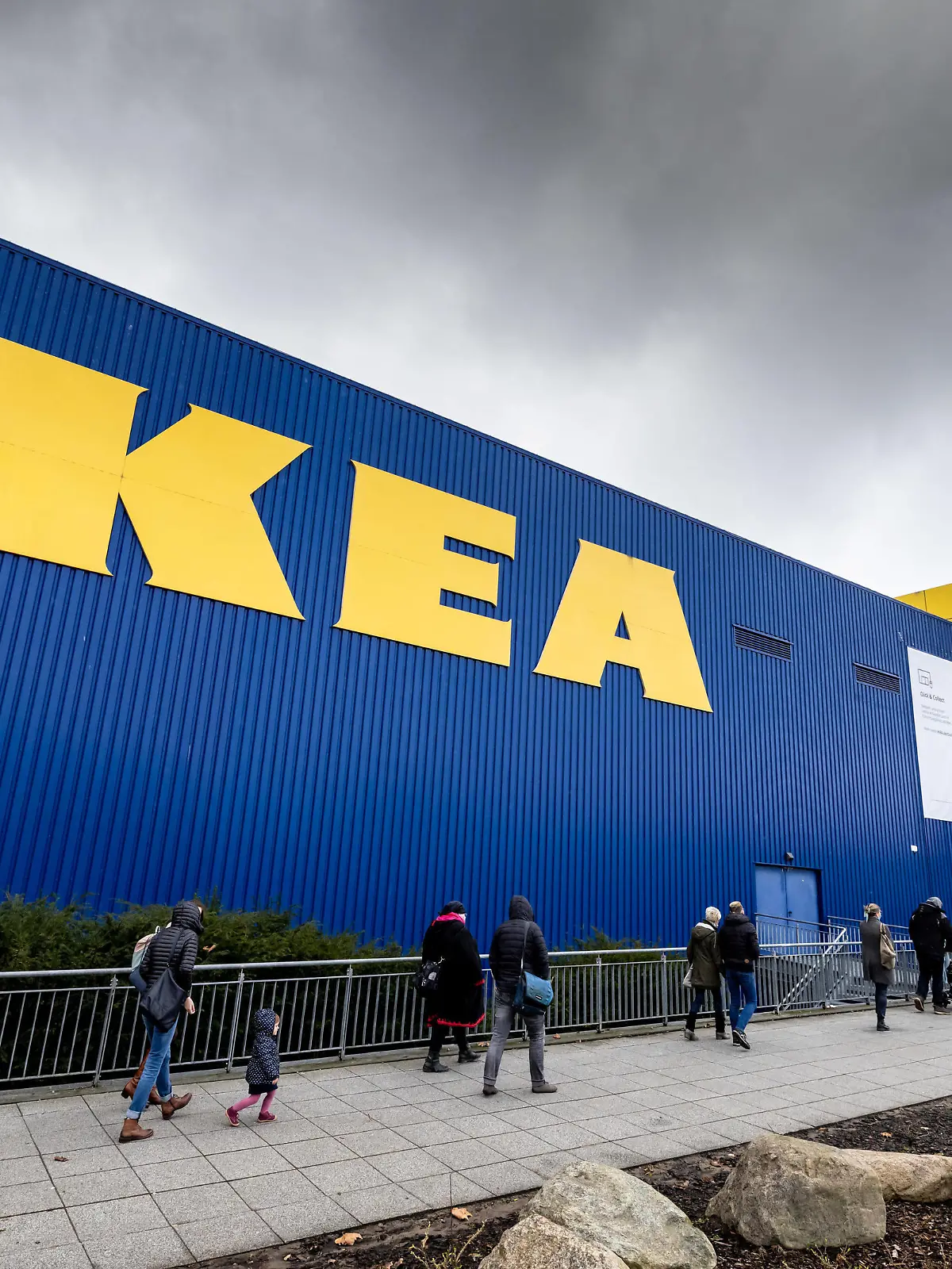 Kiel, 12. März 2021 - Lange Warteschlange am Eingang des IKEA Einrichtungshaus in Kiel