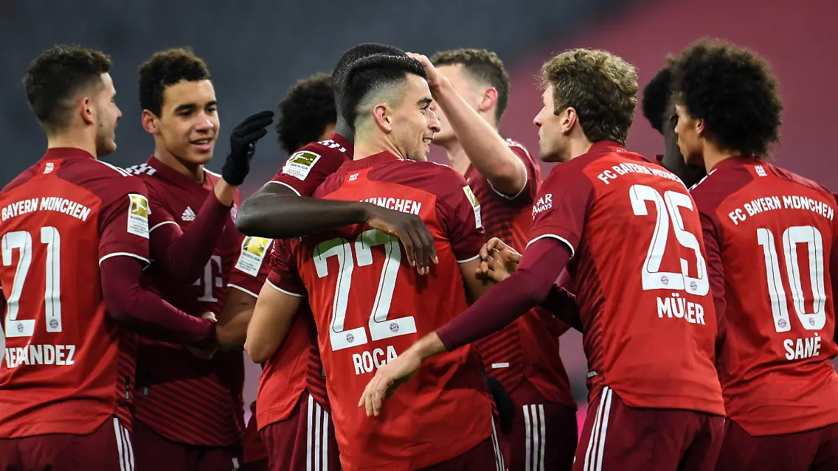 dpatopbilder - 17.12.2021, Bayern, München: Fußball: Bundesliga, Bayern München - VfL Wolfsburg, 17. Spieltag, in der Allianz Arena. Münchens Spieler jubeln über den Treffer zum 2:0. WICHTIGER HINWEIS: Gemäß den Vorgaben der DFL Deutsche Fußball Liga bzw. des DFB Deutscher Fußball-Bund ist es untersagt, in dem Stadion und/oder vom Spiel angefertigte Fotoaufnahmen in Form von Sequenzbildern und/oder videoähnlichen Fotostrecken zu verwerten bzw. verwerten zu lassen. Foto: Tobias Hase/dpa +++ dpa-Bildfunk +++