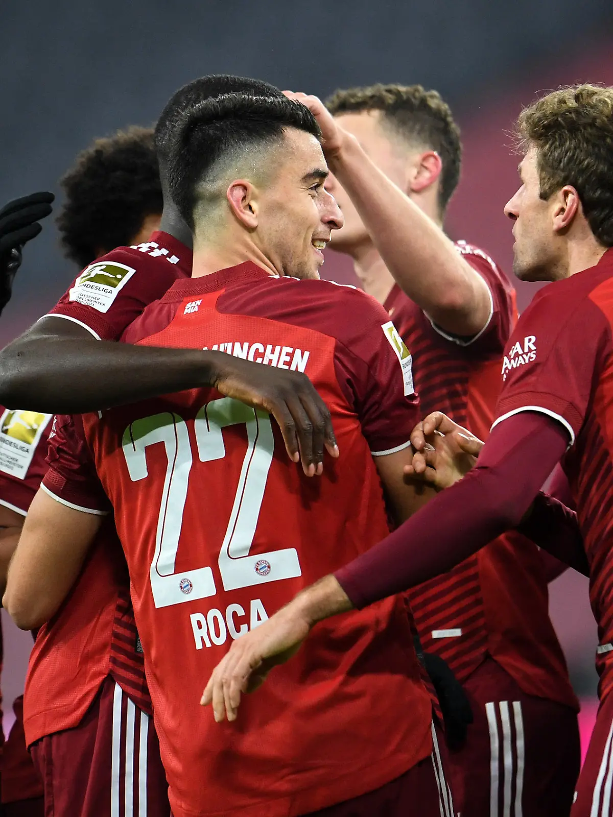 dpatopbilder - 17.12.2021, Bayern, München: Fußball: Bundesliga, Bayern München - VfL Wolfsburg, 17. Spieltag, in der Allianz Arena. Münchens Spieler jubeln über den Treffer zum 2:0. WICHTIGER HINWEIS: Gemäß den Vorgaben der DFL Deutsche Fußball Liga bzw. des DFB Deutscher Fußball-Bund ist es untersagt, in dem Stadion und/oder vom Spiel angefertigte Fotoaufnahmen in Form von Sequenzbildern und/oder videoähnlichen Fotostrecken zu verwerten bzw. verwerten zu lassen. Foto: Tobias Hase/dpa +++ dpa-Bildfunk +++