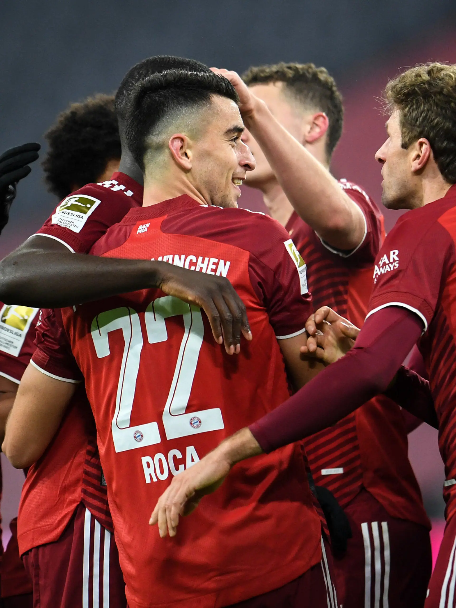 dpatopbilder - 17.12.2021, Bayern, München: Fußball: Bundesliga, Bayern München - VfL Wolfsburg, 17. Spieltag, in der Allianz Arena. Münchens Spieler jubeln über den Treffer zum 2:0. WICHTIGER HINWEIS: Gemäß den Vorgaben der DFL Deutsche Fußball Liga bzw. des DFB Deutscher Fußball-Bund ist es untersagt, in dem Stadion und/oder vom Spiel angefertigte Fotoaufnahmen in Form von Sequenzbildern und/oder videoähnlichen Fotostrecken zu verwerten bzw. verwerten zu lassen. Foto: Tobias Hase/dpa +++ dpa-Bildfunk +++