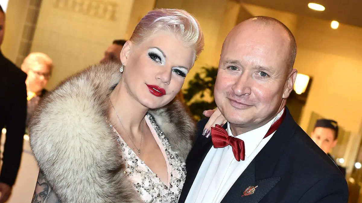 Melanie Müller und ihr Ehemann Mike Blümel beim Leipziger Opernball am 4.11.2017 in Leipzig Leipziger Operball 2017 *** Melanie Mueller and her Husband Mike Blümel the Leipzig Opera Ball at 4 11 2017 in Leipzig Leipzig Opera Ball 2017 PUBLICATIONxINxGERxSUIxAUTxONLY  
