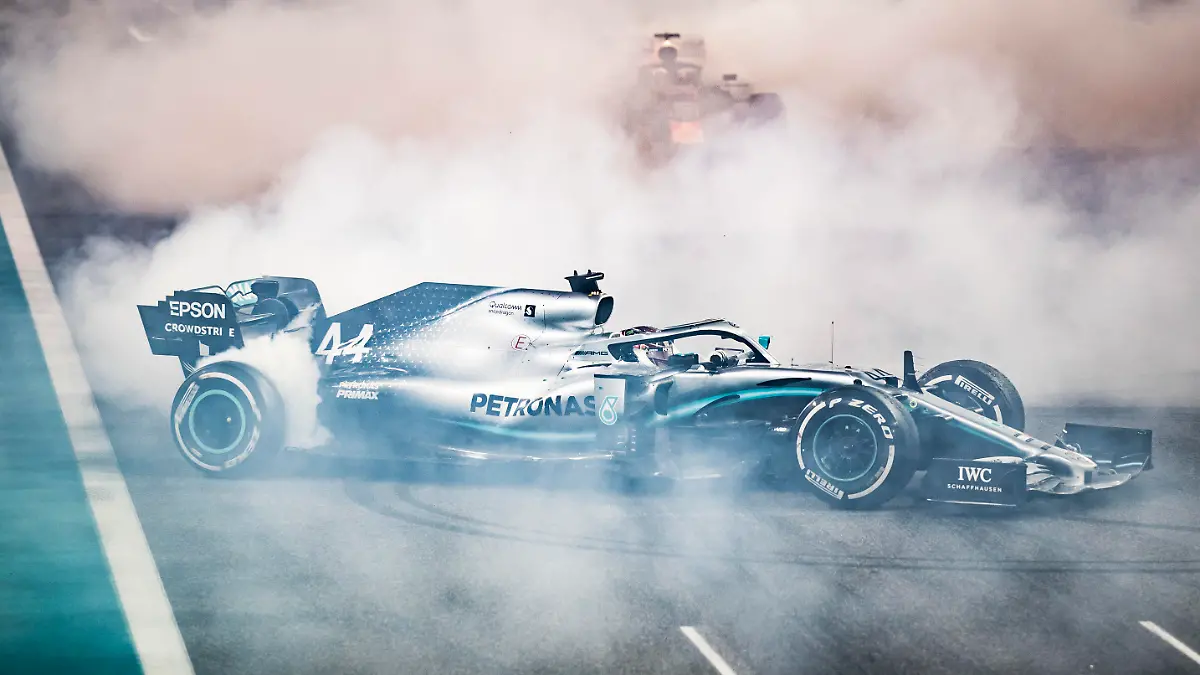Sport Bilder des Tages 2019 Abu Dhabi GP YAS MARINA CIRCUIT, UNITED ARAB EMIRATES - DECEMBER 01: Max Verstappen, Red Bull Racing RB15, 2nd position, and Lewis Hamilton, Mercedes AMG F1 W10, 1st position, perform donuts in celebration at the end of the race during the Abu Dhabi GP at Yas Marina Circuit on December 01, 2019 in Yas Marina Circuit, United Arab Emirates. Photo by LAT Images Images PUBLICATIONxINxGERxSUIxAUTxHUNxONLY W6I0431