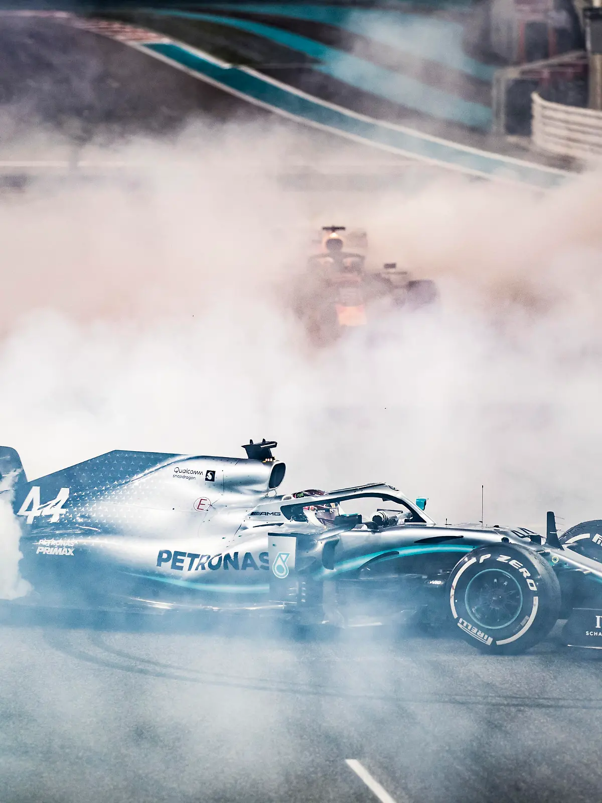 Sport Bilder des Tages 2019 Abu Dhabi GP YAS MARINA CIRCUIT, UNITED ARAB EMIRATES - DECEMBER 01: Max Verstappen, Red Bull Racing RB15, 2nd position, and Lewis Hamilton, Mercedes AMG F1 W10, 1st position, perform donuts in celebration at the end of the race during the Abu Dhabi GP at Yas Marina Circuit on December 01, 2019 in Yas Marina Circuit, United Arab Emirates. Photo by LAT Images Images PUBLICATIONxINxGERxSUIxAUTxHUNxONLY W6I0431