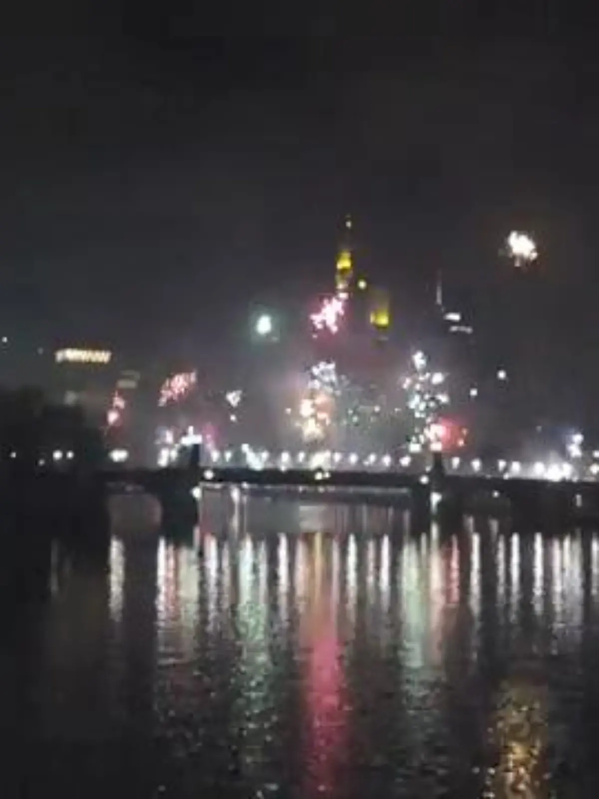 Mit Beschluss vom 22.12.21 kommt es in Hessen zu Silvester/Neujahr wieder einmal zu erheblichen Einschränkungen im öffentlichen Raum. Das klassische Silvesterfeuerwerk ist auf besonders belebten Straßen und Plätzen untersagt.