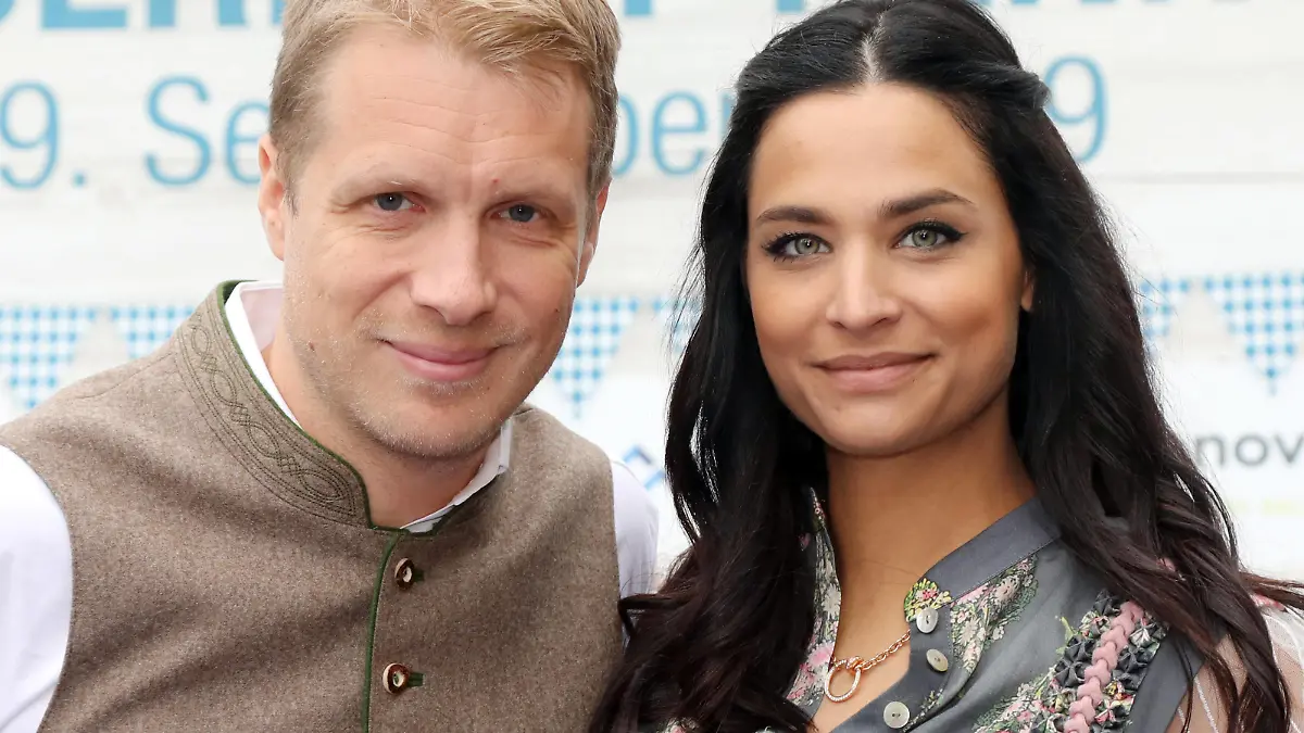 29.09.2019, Hannover, Niedersachsen, GER - Comedian Oliver Pocher mit seiner Verlobten Amira Aly. Aly, Amira Aly, aussen, Aussenaufnahme, deutsch, Deutschland, Europa, europaeisch, Hannover, Moderator, Niedersachsen, Oliver Pocher, Persoenlichkeit, Pocher, Portraet, Portrait, QF, Querformat, Westeuropa 190929D017HANNOVER.JPG *** 29 09 2019, Hanover, Lower Saxony, GER Comedian Oliver Pocher with his fiance Amira Aly Aly, Amira Aly, outside, outdoor shot, German, Germany, Europe, European, Hanover, presenter, Lower Saxony, Oliver Pocher, personality, Pocher, portrait, portrait, QF, landscape, Western Europe 190929D017HANNOVER JPG