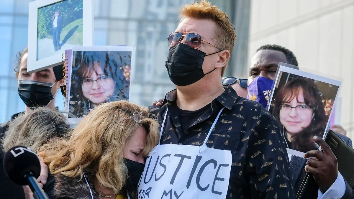28.12.2021, USA, Los Angeles: Soledad Peralta und Juan Pablo Orellana Larenas, die Eltern von Valentina Orellana-Peralta, nehmen an einer Pressekonferenz vor dem Hauptquartier des Los Angeles Police Department teil. Die Eltern des 14-jährigen Mädchens, das bei einem Polizeieinsatz in den USA versehentlich erschossen wurde, fordern Aufklärung in dem Fall. Foto: Ringo H.W. Chiu/AP/dpa +++ dpa-Bildfunk +++