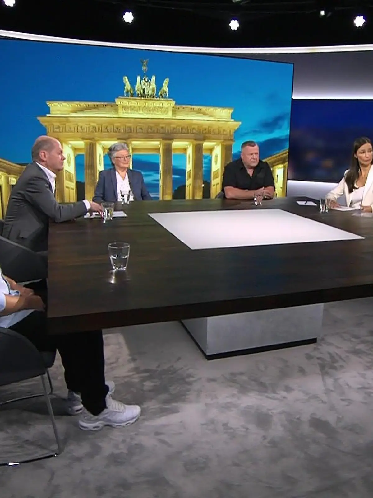 Der Kanzler Olaf Scholz diskutiert mit Bürgerinnen und Bürgern über die drängenden Probleme.