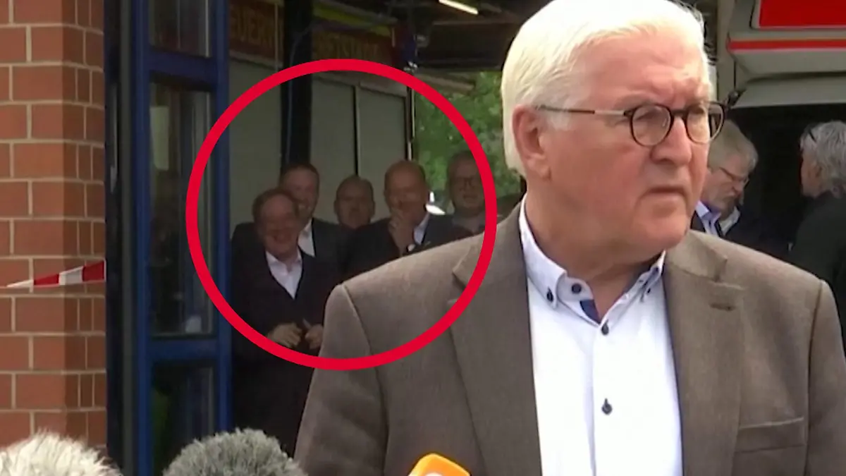 Mehr als 140 Menschen sind bei der Flutkatastrophe in Nordrhein-Westfalen und Rheinland Pfalz ums Leben gekommen, Tausende haben ihr Zuhause verloren, etliche werden immer noch vermisst. Umso verstörender ist das Verhalten von Armin Laschet bei einem Pressetermin in Erftstadt. Der Kanzlerkandidat der CDU hatte dort am Samstag eine Unterkunft für durch das Hochwasser wohnungslos gewordene Menschen besucht. In einem Statement vor den Kameras hatte Laschet selbst das Hochwasser noch als "Jahrhundertkatastrophe" bezeichnet.