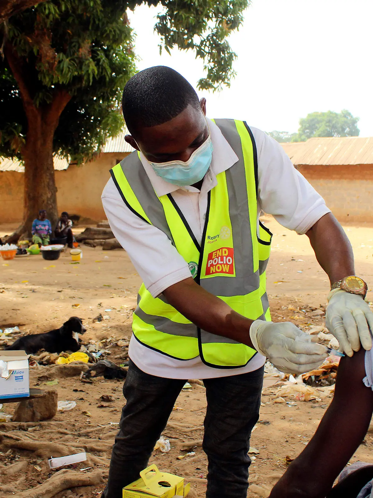 ARCHIV - 06.12.2021, Nigeria, Sabon Kuje: Yunusa Bawa (M), ein kommunaler Gesundheitshelfer, verabreicht einem Mann den Corona-Impfstoff von AstraZeneca in Sabon Kuje am Rande von Abuja. Dutzende Länder vor allem in Afrika werden das Ziel von 40 Prozent Corona-Geimpften bis Ende dieses Jahres verfehlen. Dieses Ziel hatte die Weltgesundheitsorganisation (WHO) im Sommer ausgegeben. Foto: Gbemiga Olamikan/AP/dpa +++ dpa-Bildfunk +++