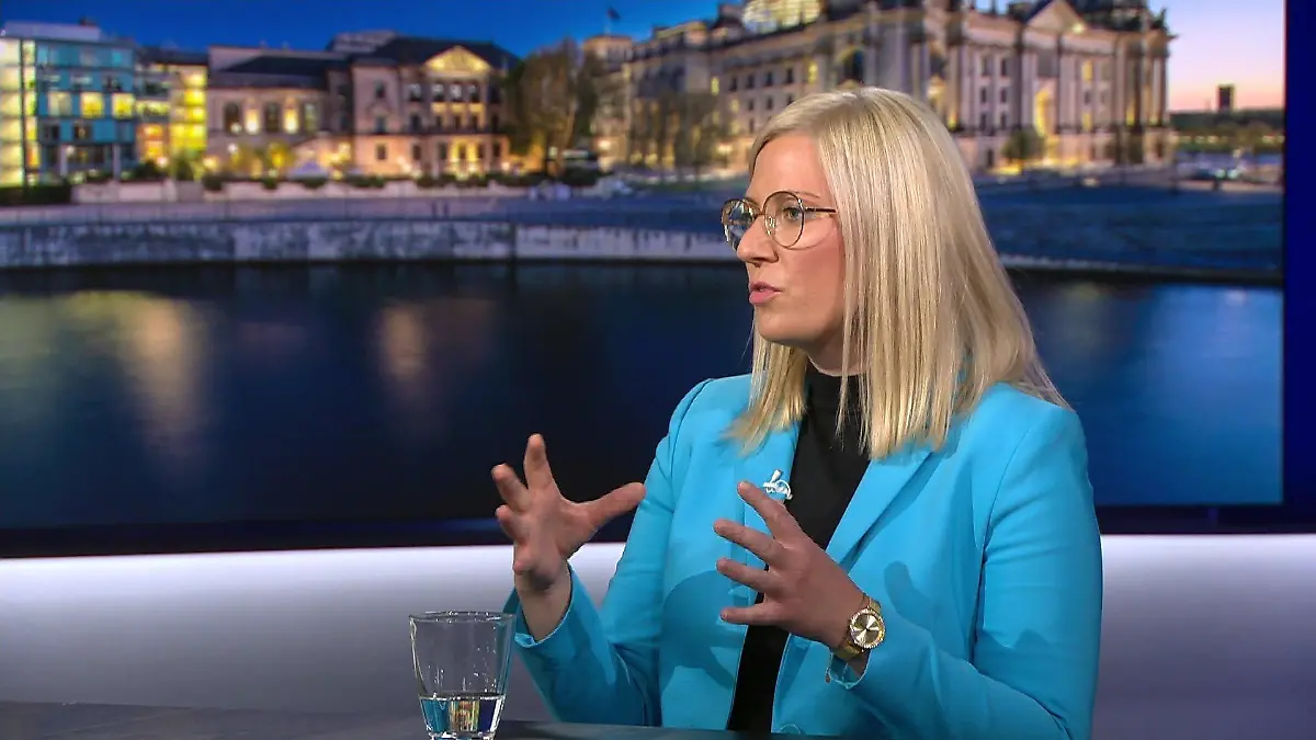 Landrätin Nicole Rathgeber (Freie Wähler) aus dem Werra-Meißen-Kreis im Gespräch mit Bundeskanzler Olaf Scholz (SPD)