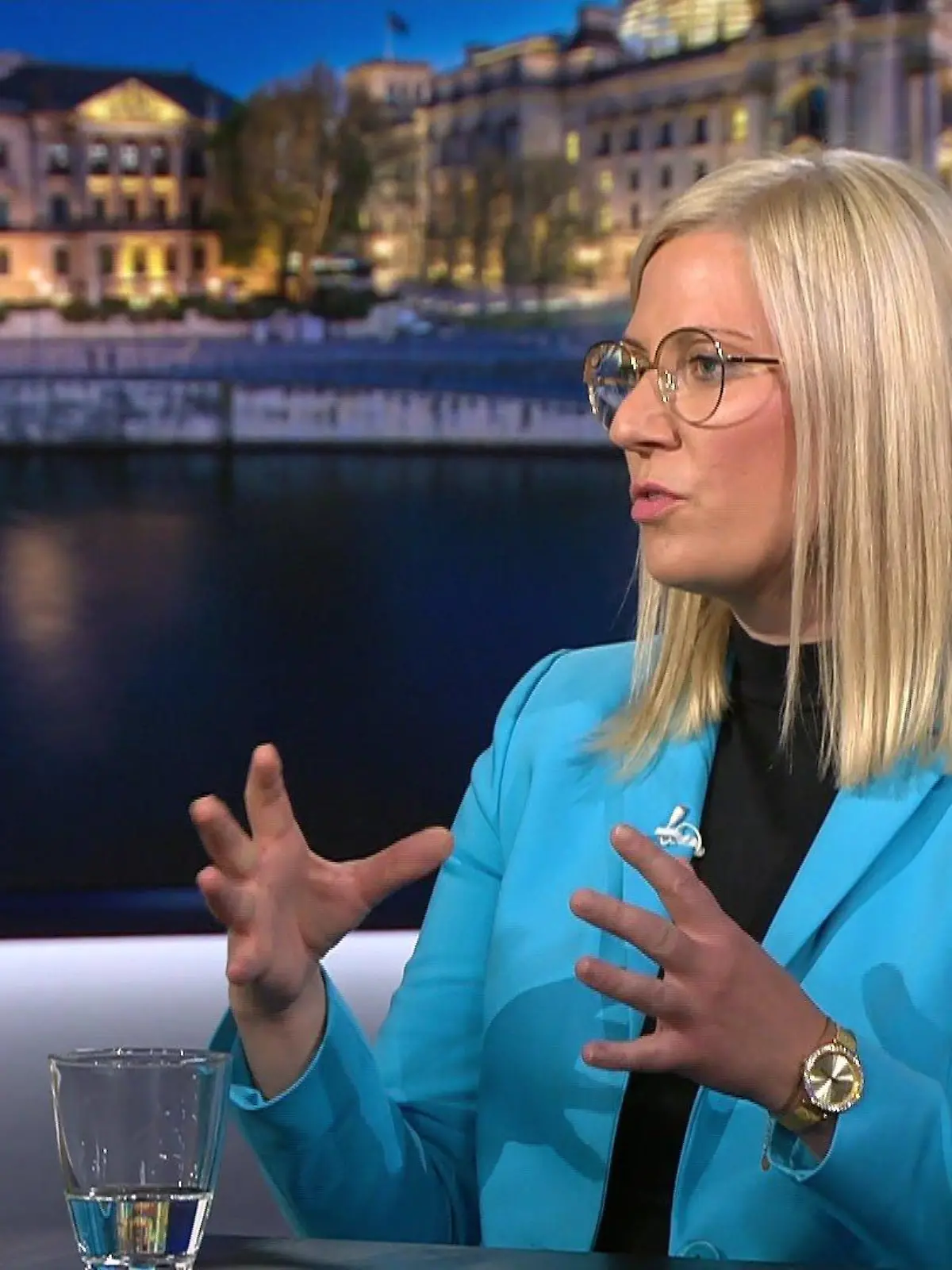 Landrätin Nicole Rathgeber (Freie Wähler) aus dem Werra-Meißen-Kreis im Gespräch mit Bundeskanzler Olaf Scholz (SPD)