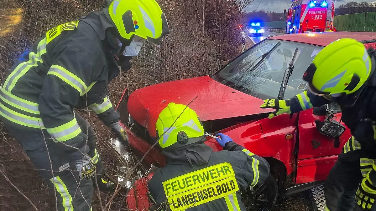Unfall bei Langenselbold: 16 Feuerwehrleute waren im Einsatz.