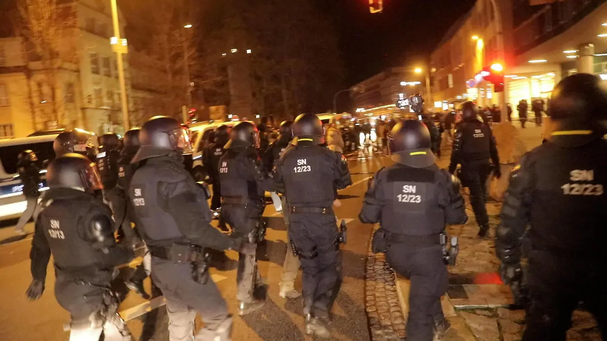  Ausschreitungen Coronaspaziergang in Bautzen. Polizei mit Flaschen und Böllern angegriffen. Polizei setzte Reizgas ein. 12 verletzte Polizeibeamte Bautzen Sachsen Deutschland *** Riots Corona walk in Bautzen Police attacked with bottles and firecrackers Police used irritant gas 12 injured police officers Bautzen Saxony Germany