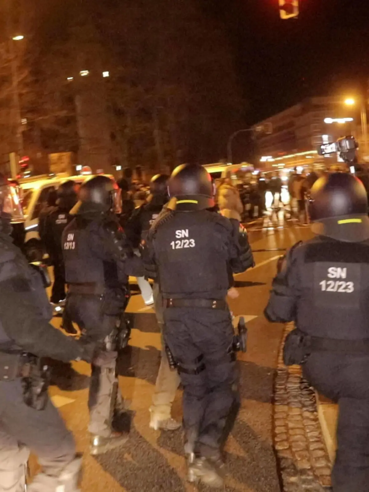  Ausschreitungen Coronaspaziergang in Bautzen. Polizei mit Flaschen und Böllern angegriffen. Polizei setzte Reizgas ein. 12 verletzte Polizeibeamte Bautzen Sachsen Deutschland *** Riots Corona walk in Bautzen Police attacked with bottles and firecrackers Police used irritant gas 12 injured police officers Bautzen Saxony Germany